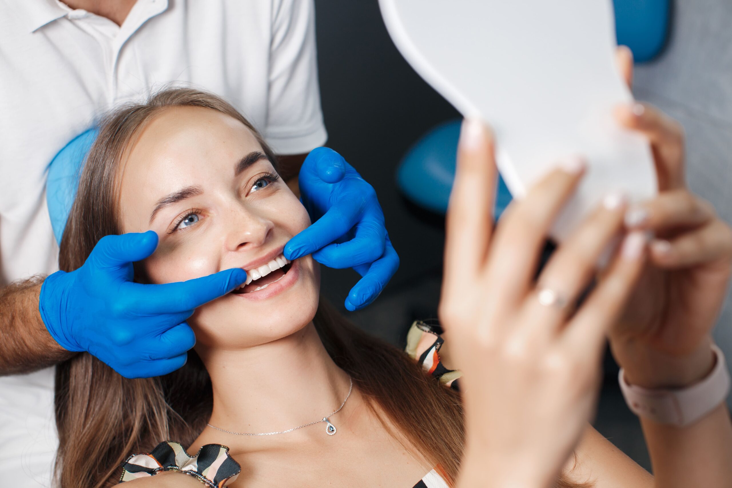Paciente en clínica dental recibiendo tratamiento de blanqueamiento dental profesional