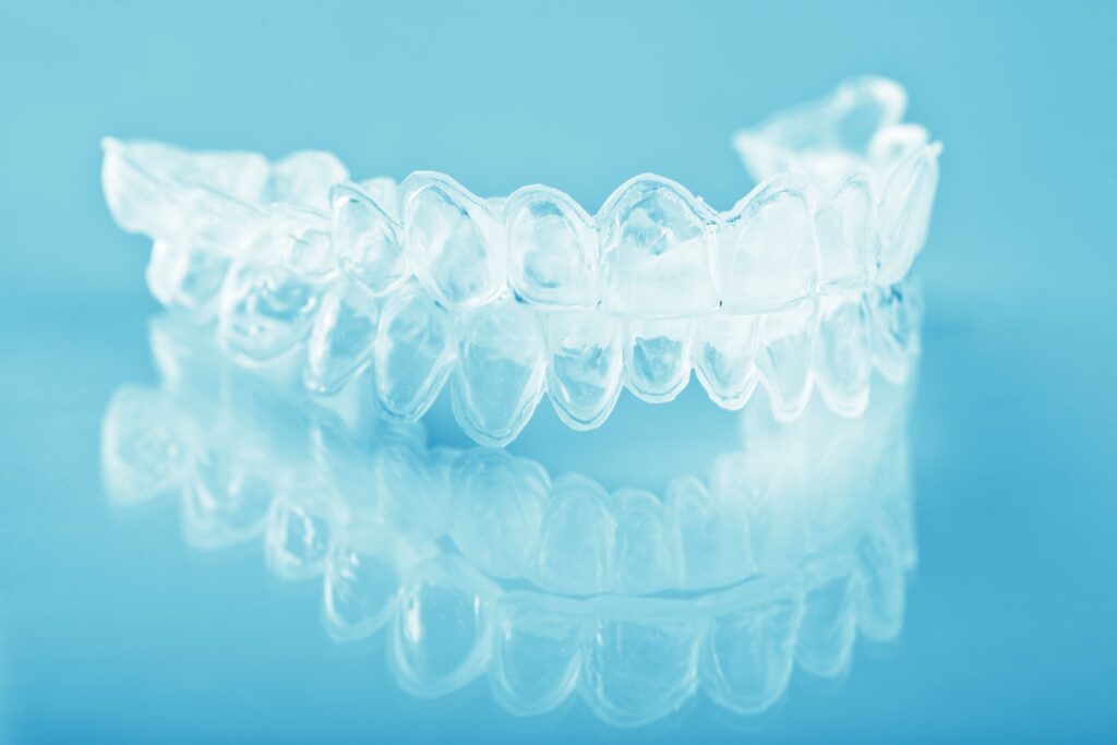 Alineadores invisibles utilizados en tratamientos de ortodoncia Invisalign en Murcia.