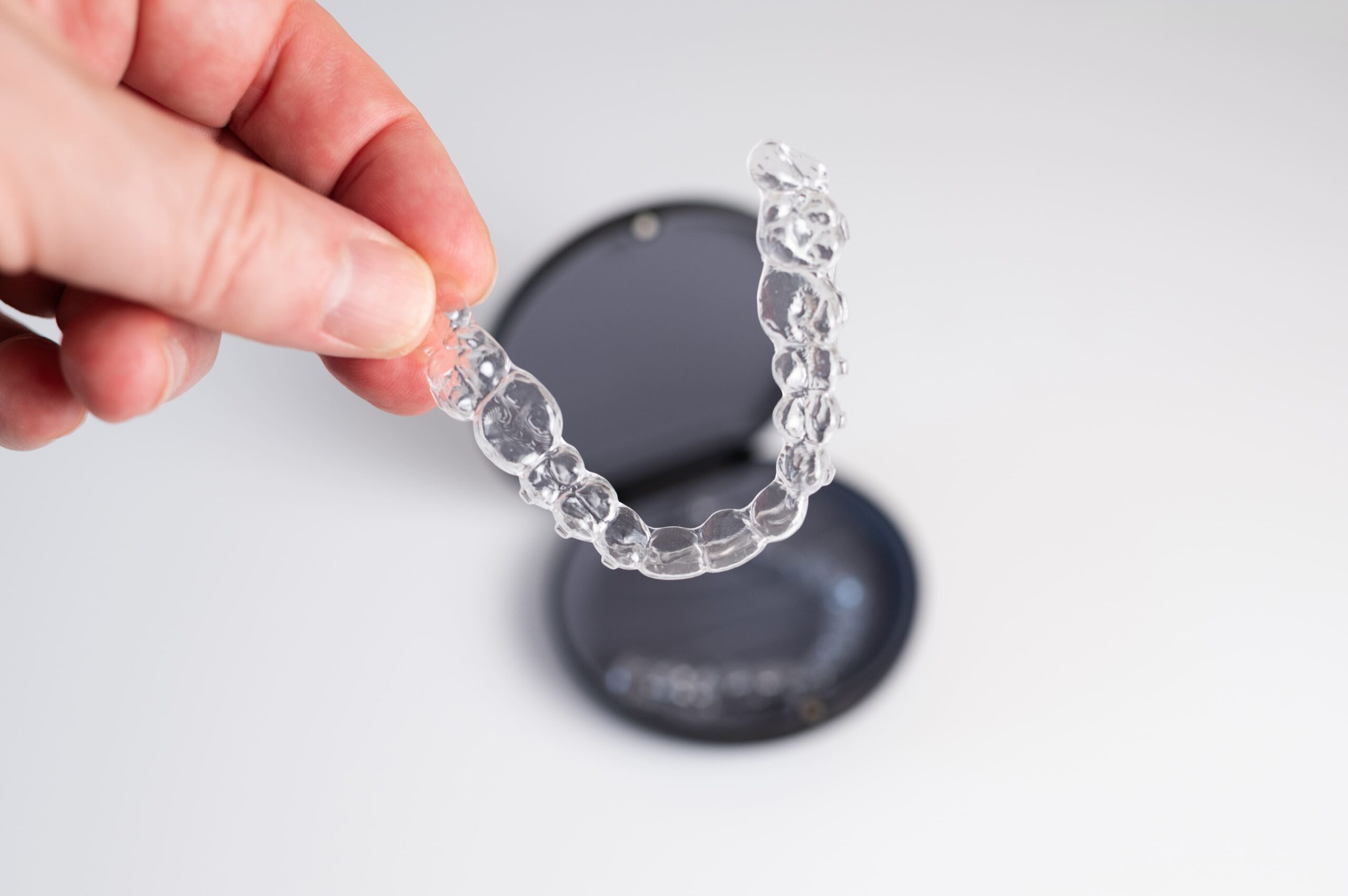 Funda de ortodoncia invisible con alineador dental invisible, utilizada en tratamientos en Clínica Dental San Basilio.