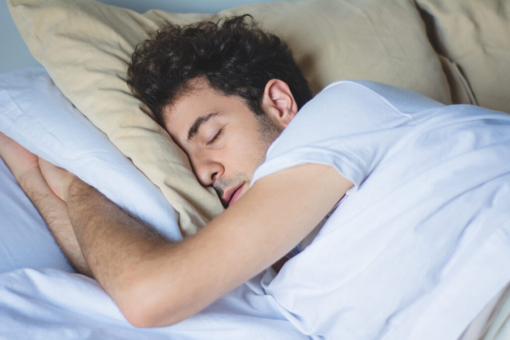 Hombre durmiendo plácidamente tras tratamiento del ronquido en clínica dental 